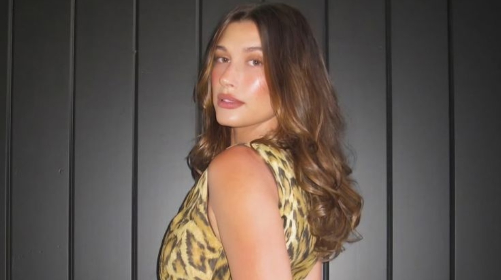 Η Hailey Bieber μας δείχνει το επόμενο προϊόν που θα κυκλοφορήσει η Rhode